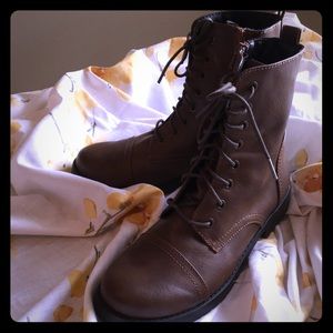 8 1/2 Mossimo laced brown boots with zipper.